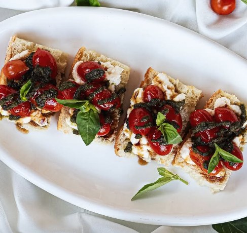 Bruschetta Classica con tomate y albahaca