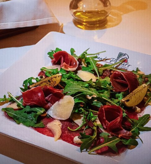 Carpaccio de Res con rúcula y parmesano
