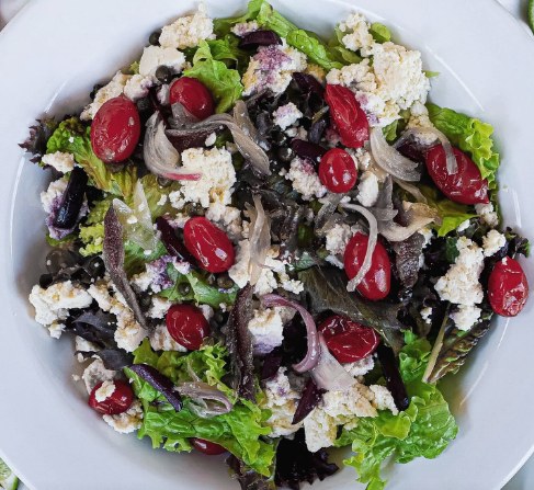 Ensalada fresca en la vajilla de Santo Peccato