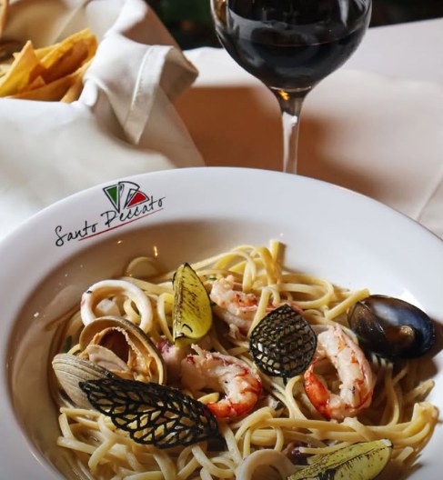Linguine al Frutti di Mare con copa de vino, en la vajilla de Santo Peccato